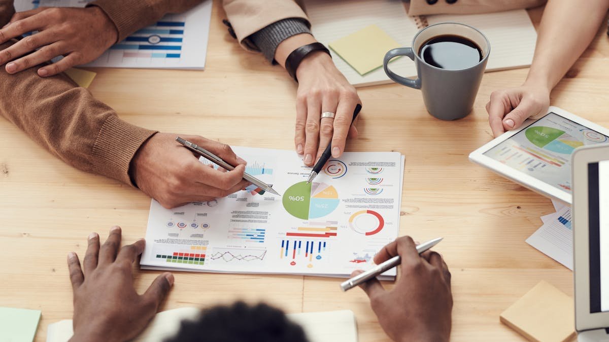 Equipe analisando indicadores e soluções empresariais